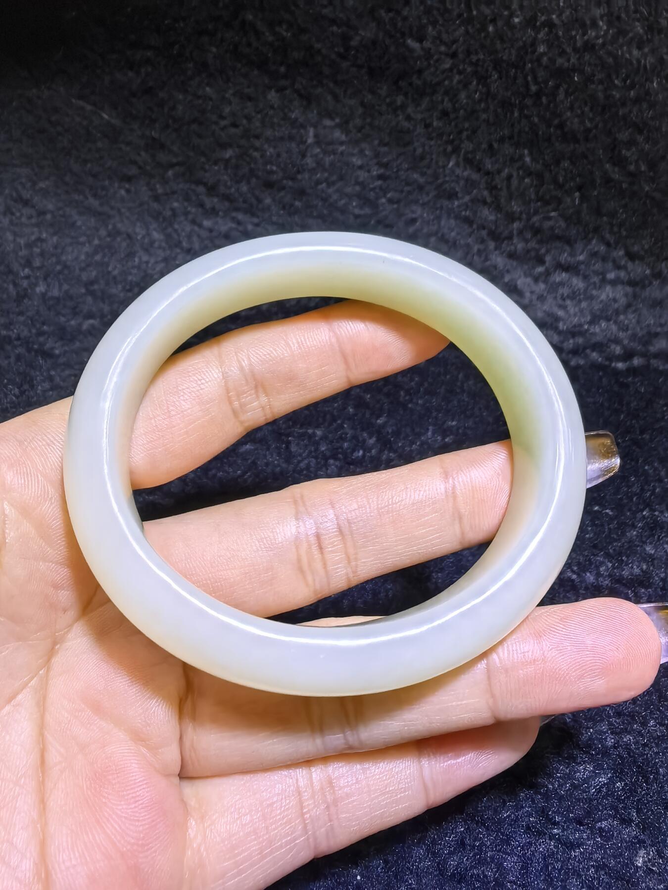新疆和田白玉贵妃镯女款。玉质油润细腻老熟。脂粉十足！温婉简约。圈口56+条宽1.6cm条厚：0.9cm克重：61g