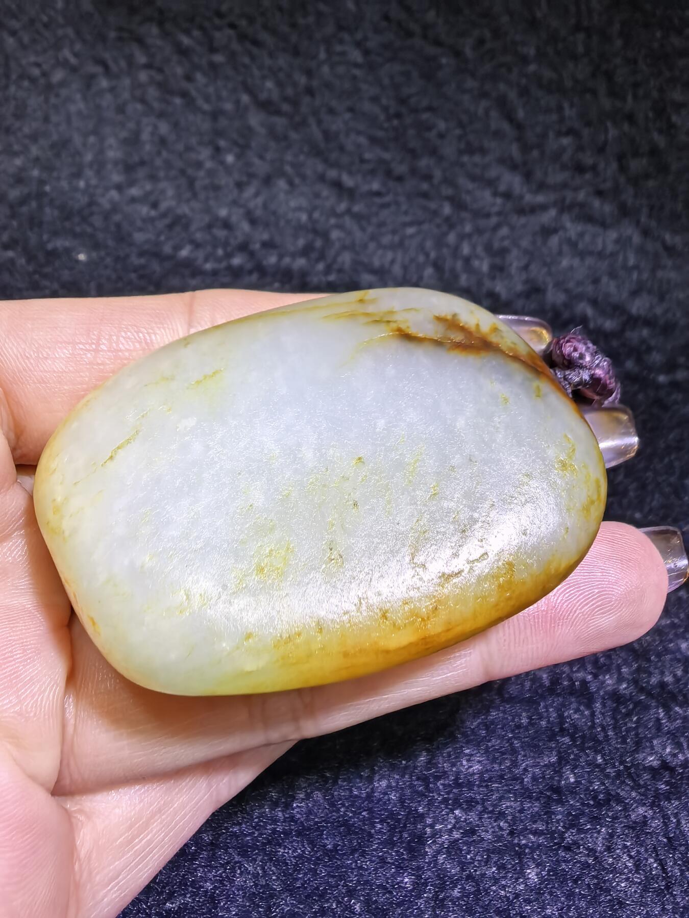 收藏级新疆喀什河籽料，府上有龙手把件男款，原籽洒金皮，可见天然毛孔撞击坑等。原皮原色，俏色巧雕寓意吉祥安康，尺寸：5.8cm*3.9cm**2.1cm
克重：75.2g自带国检证书！