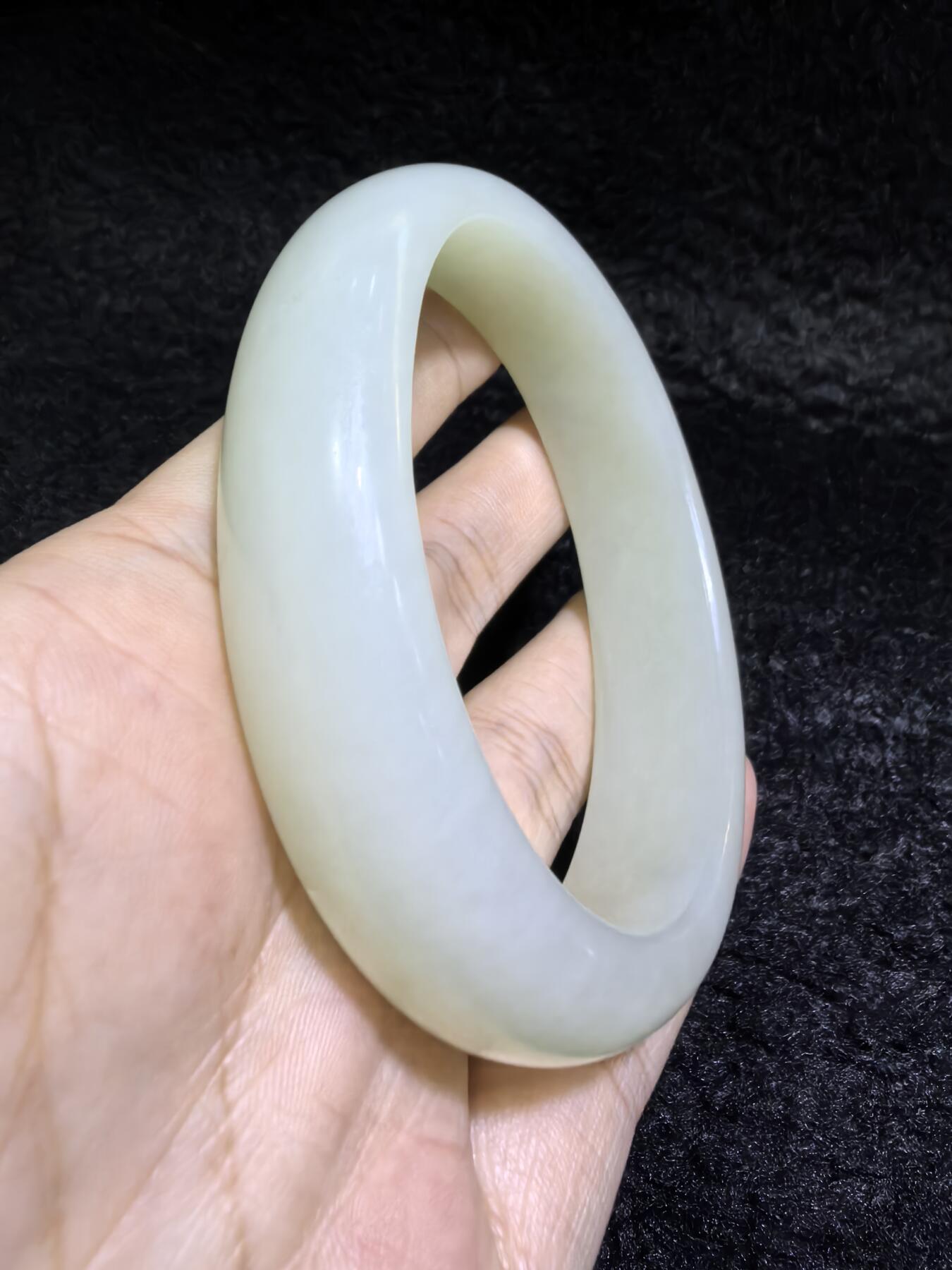 新疆和田白玉贵妃镯女款。玉质油润细腻老熟。脂粉十足！温婉简约。圈口56+条宽1.6cm条厚：0.9cm克重：61g