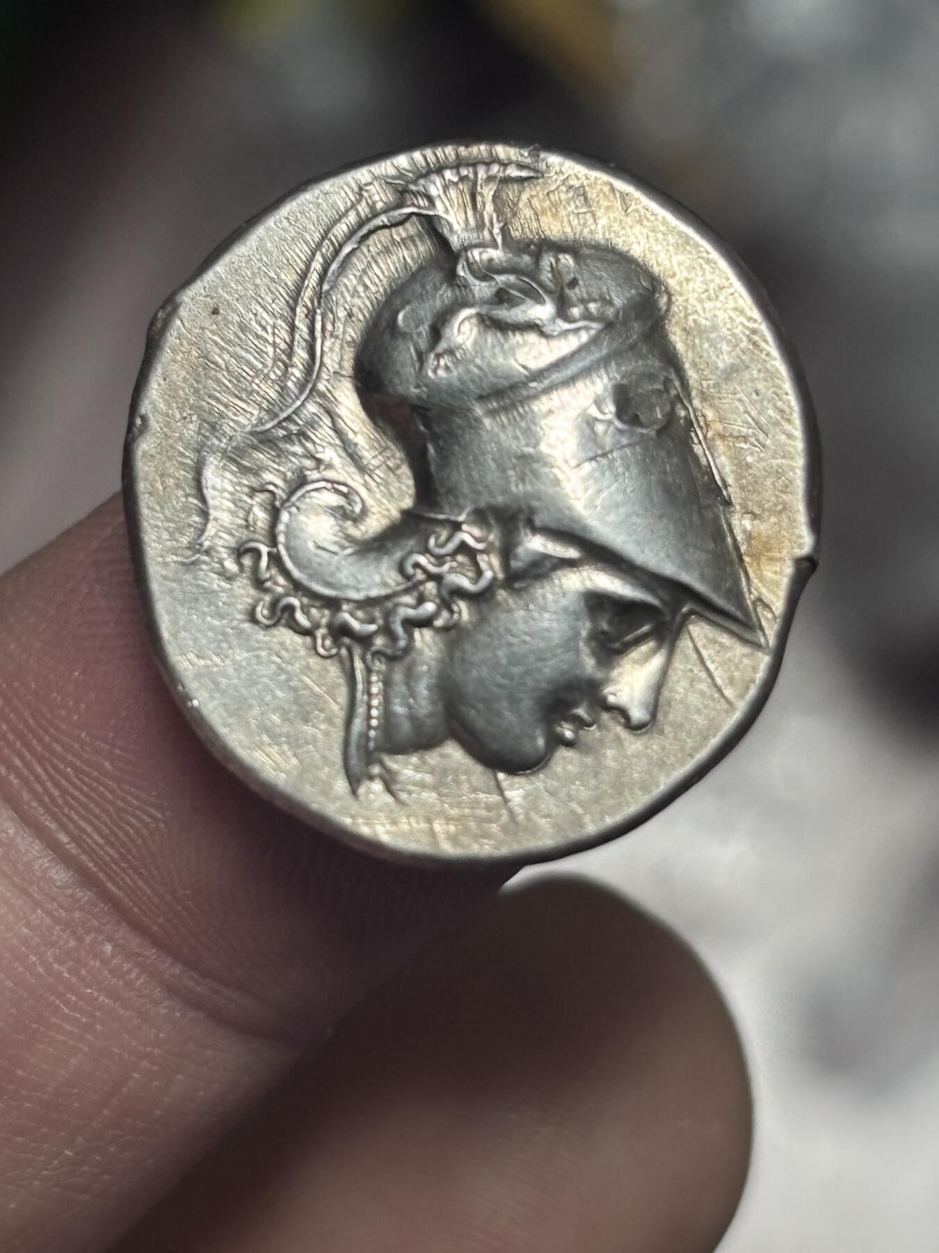 完美拆下！古希腊雅典娜和飞马银币

正面飞马无敌生动！张开的大翅膀太感人了！

阿卡纳尼亚地区发行于公元前4世纪，面值1斯达特银币 

正面：双翼白色飞马珀伽索斯，马腹下有城邦名缩写。 
背面：戴科林斯式头盔的智慧女神雅典娜，她是水瓶座的守护神。
 