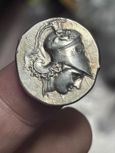 完美拆下！古希腊雅典娜和飞马银币

正面飞马无敌生动！张开的大翅膀太感人了！

阿卡纳尼亚地区发行于公元前4世纪，面值1斯达特银币 

正面：双翼白色飞马珀伽索斯，马腹下有城邦名缩写。 
背面：戴科林斯式头盔的智慧女神雅典娜，她是水瓶座的守护神。
 