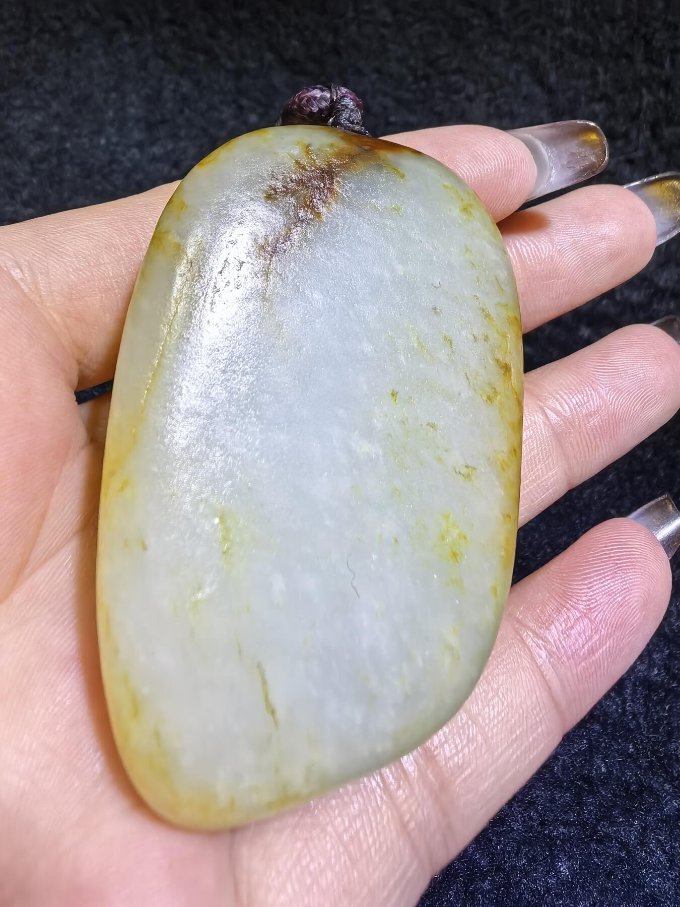 收藏级新疆喀什河籽料，府上有龙手把件男款，原籽洒金皮，可见天然毛孔撞击坑等。原皮原色，俏色巧雕寓意吉祥安康，尺寸：5.8cm*3.9cm**2.1cm
克重：75.2g自带国检证书！