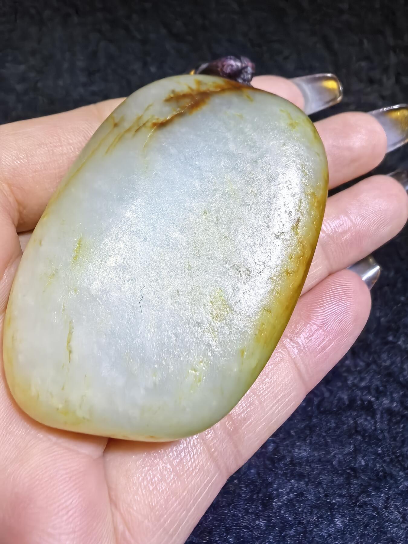 收藏级新疆喀什河籽料，府上有龙手把件男款，原籽洒金皮，可见天然毛孔撞击坑等。原皮原色，俏色巧雕寓意吉祥安康，尺寸：5.8cm*3.9cm**2.1cm
克重：75.2g自带国检证书！