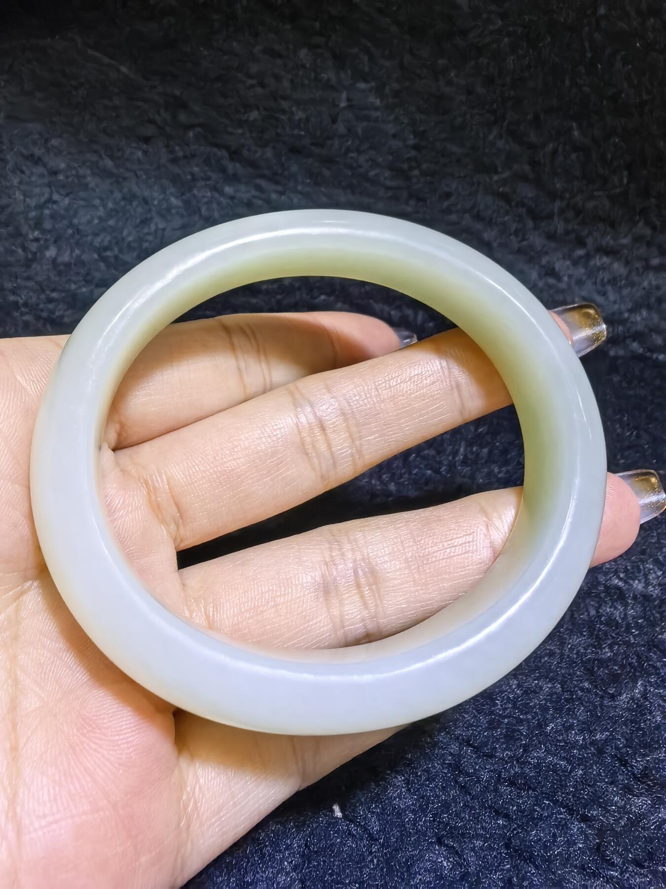 新疆和田白玉贵妃镯女款。玉质油润细腻老熟。脂粉十足！温婉简约。圈口56+条宽1.6cm条厚：0.9cm克重：61g