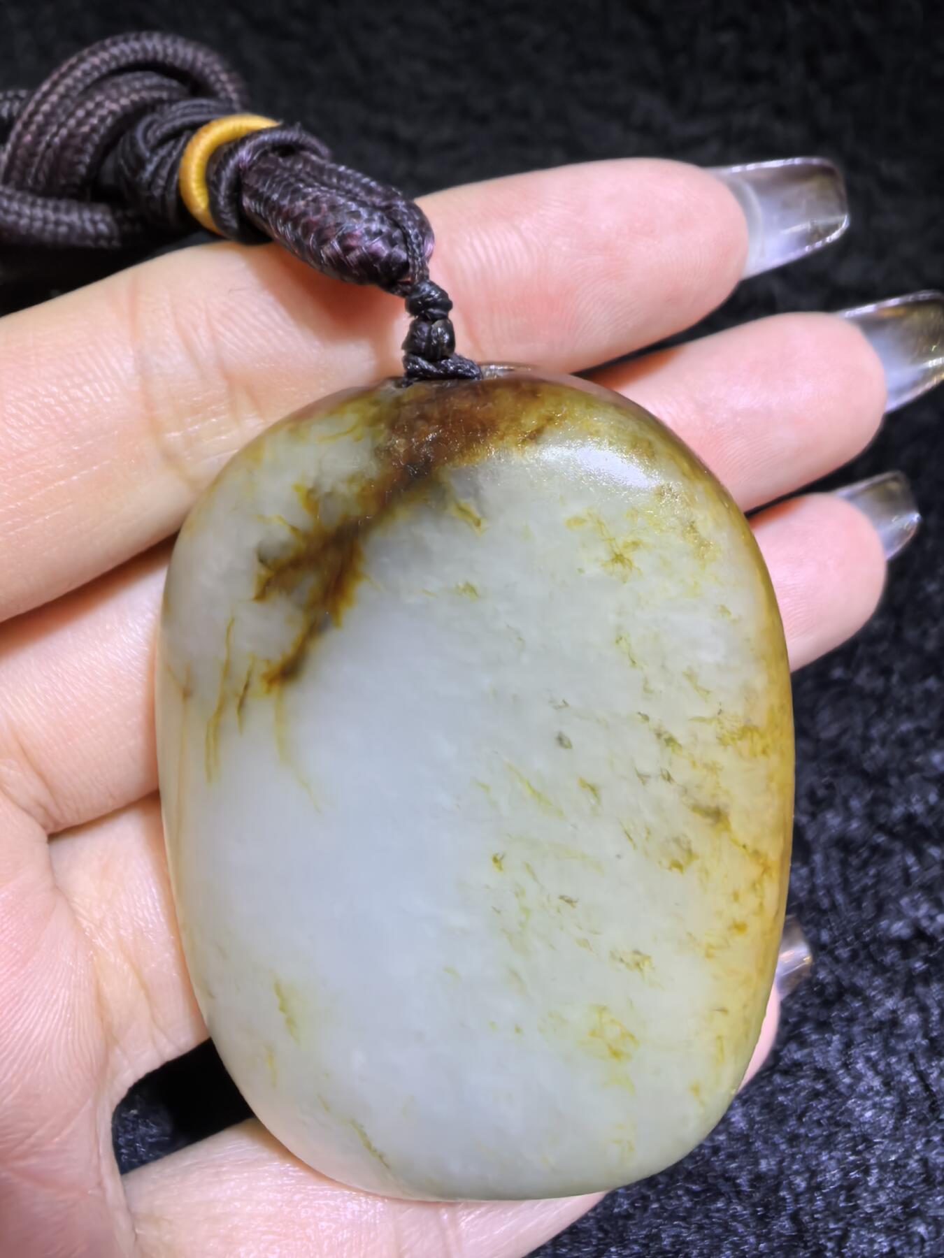 收藏级新疆喀什河籽料，府上有龙手把件男款，原籽洒金皮，可见天然毛孔撞击坑等。原皮原色，俏色巧雕寓意吉祥安康，尺寸：5.8cm*3.9cm**2.1cm
克重：75.2g自带国检证书！