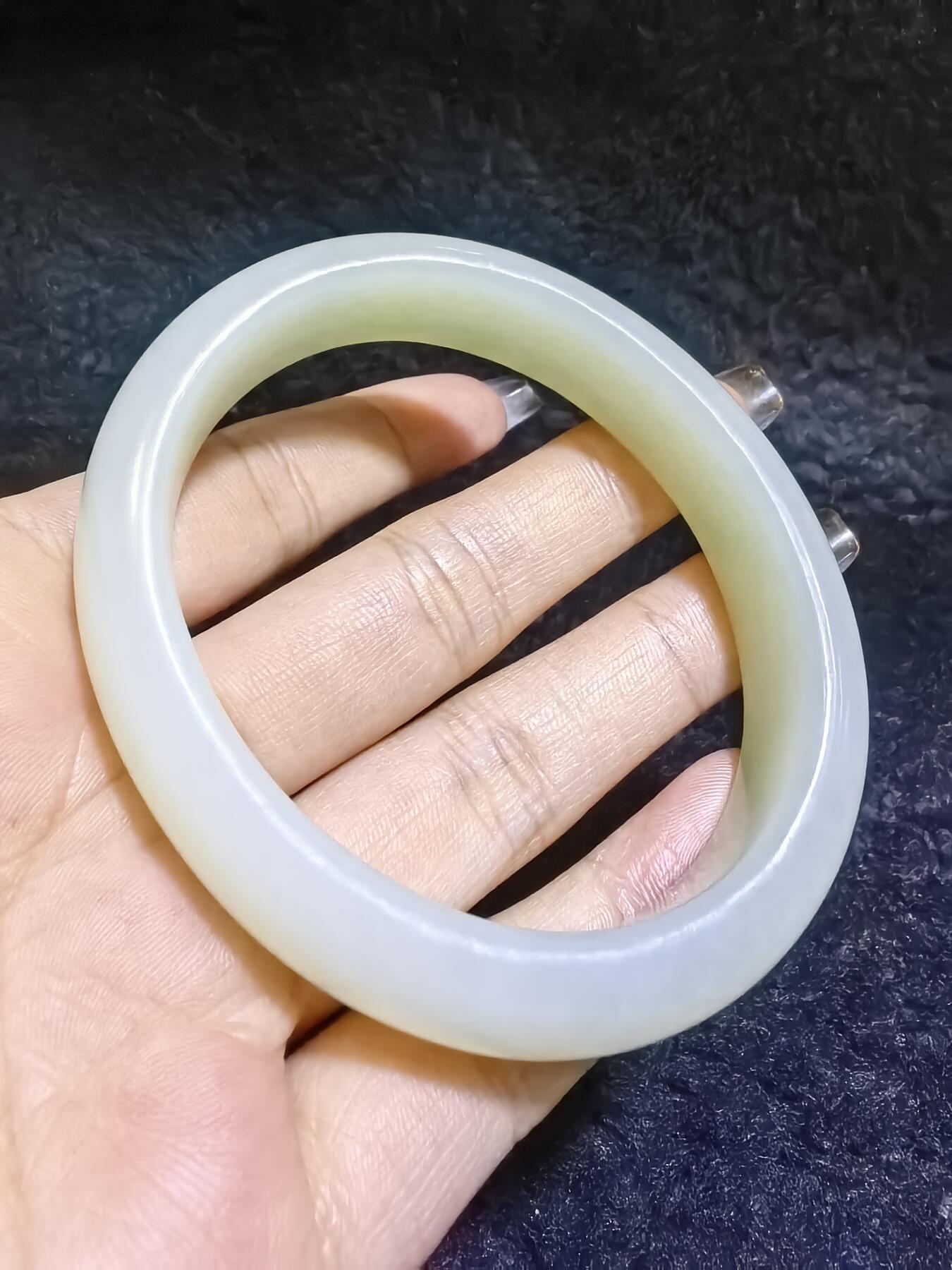 新疆和田白玉贵妃镯女款。玉质油润细腻老熟。脂粉十足！温婉简约。圈口56+条宽1.6cm条厚：0.9cm克重：61g