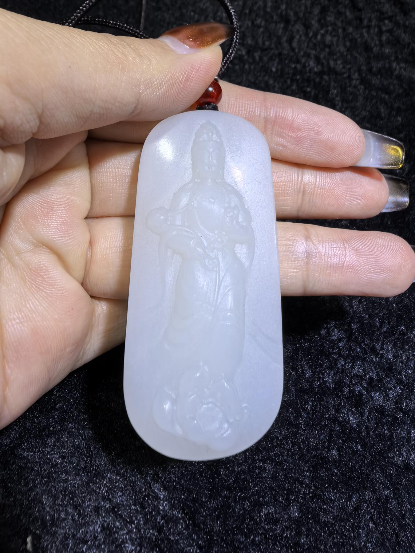 脂白级新疆和田白玉观音牌挂件吊坠男款
玉质温润脂粉十足、立体精雕！白度极佳。无杂无裂​尺寸:5.6cm*2.5cm*1.2cm​克重:36.7g