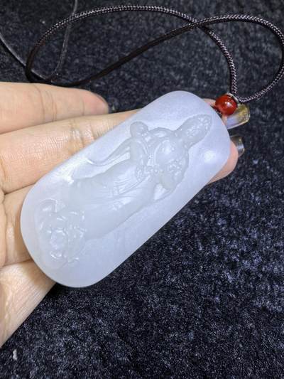 脂白级新疆和田白玉观音牌挂件吊坠男款
玉质温润脂粉十足、立体精雕！白度极佳。无杂无裂​尺寸:5.6cm*2.5cm*1.2cm​克重:36.7g