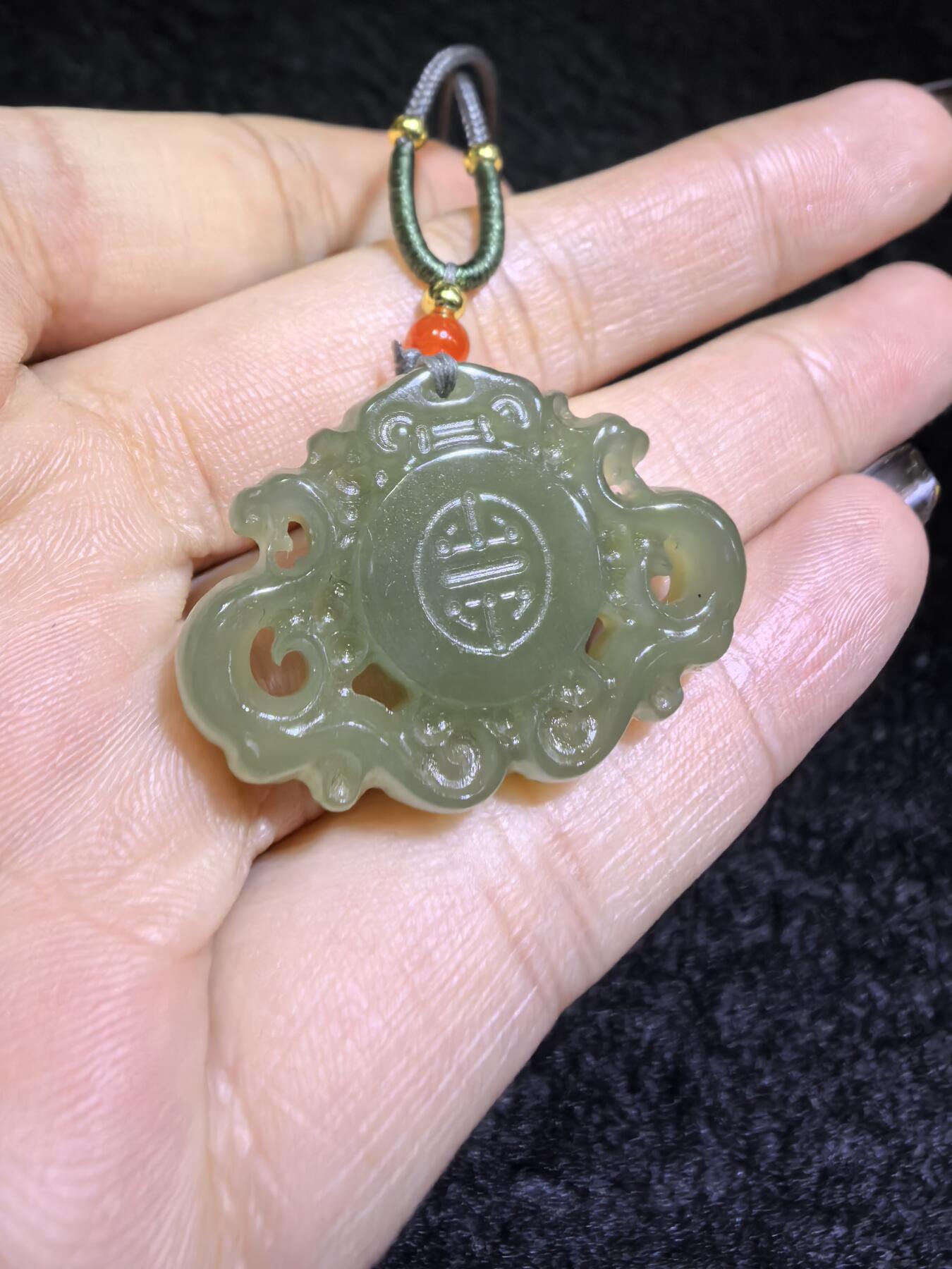 新疆和田碧玉福在眼前吊坠挂件男女款
玉质温润细腻手推出油实物实拍，所见即所得。
尺寸:3.2cm*2.3cm*0.7cm
克重:9.1g