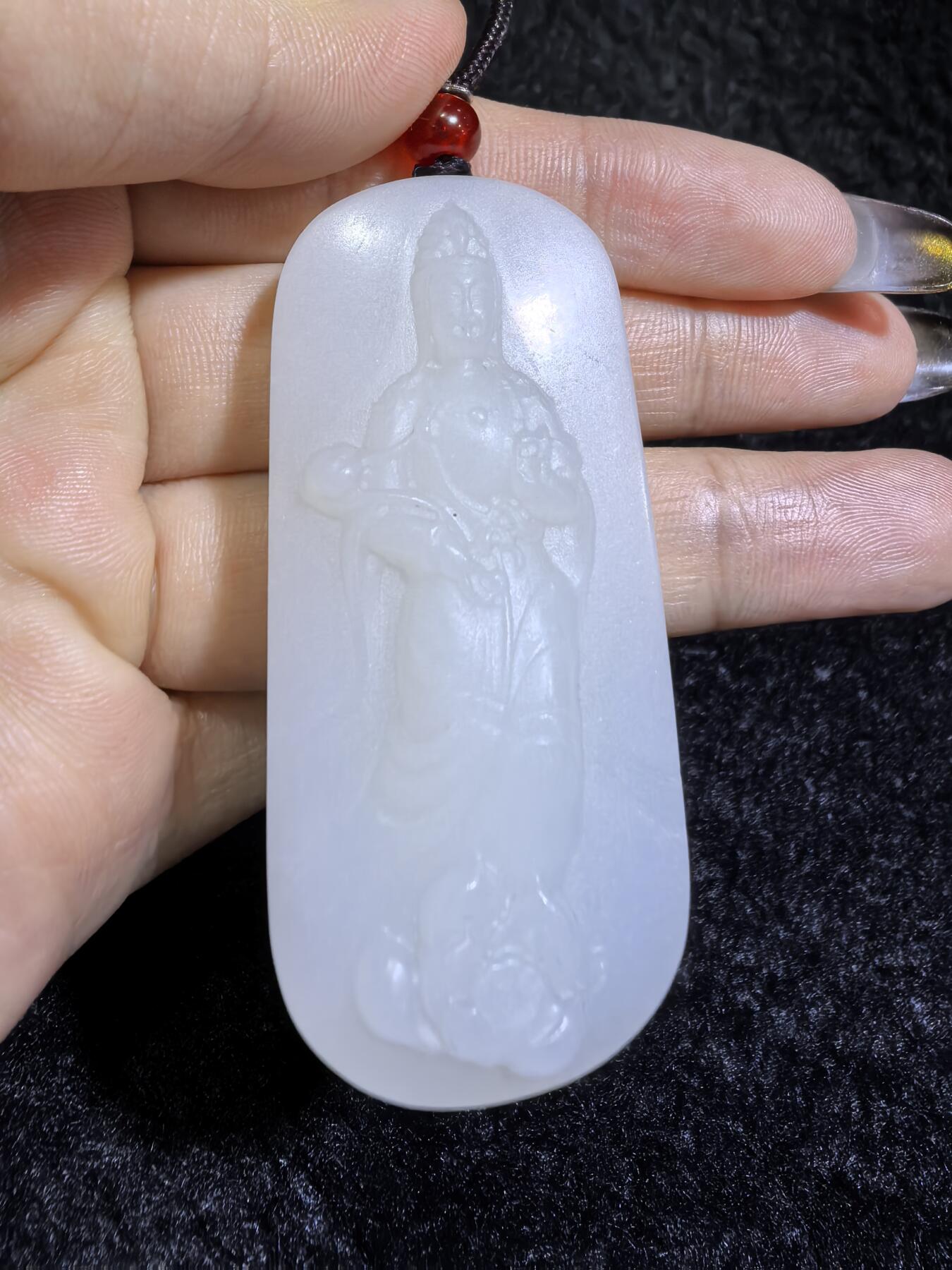 脂白级新疆和田白玉观音牌挂件吊坠男款
玉质温润脂粉十足、立体精雕！白度极佳。无杂无裂​尺寸:5.6cm*2.5cm*1.2cm​克重:36.7g
