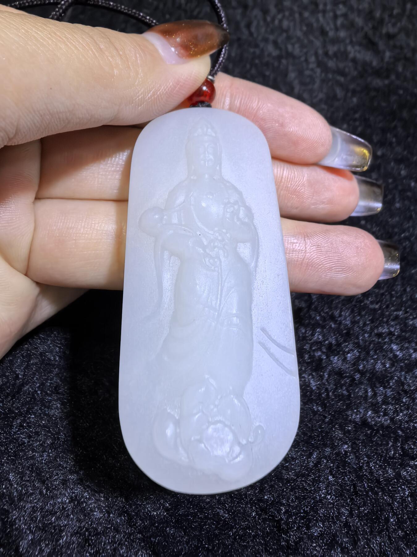 脂白级新疆和田白玉观音牌挂件吊坠男款
玉质温润脂粉十足、立体精雕！白度极佳。无杂无裂​尺寸:5.6cm*2.5cm*1.2cm​克重:36.7g