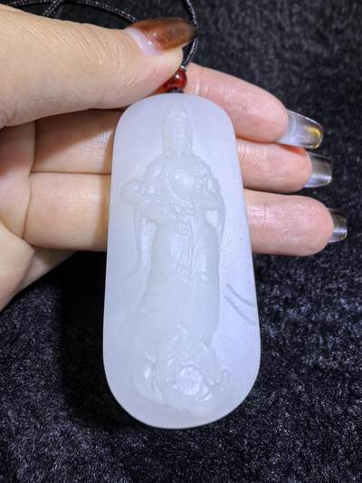 脂白级新疆和田白玉观音牌挂件吊坠男款
玉质温润脂粉十足、立体精雕！白度极佳。无杂无裂​尺寸:5.6cm*2.5cm*1.2cm​克重:36.7g
