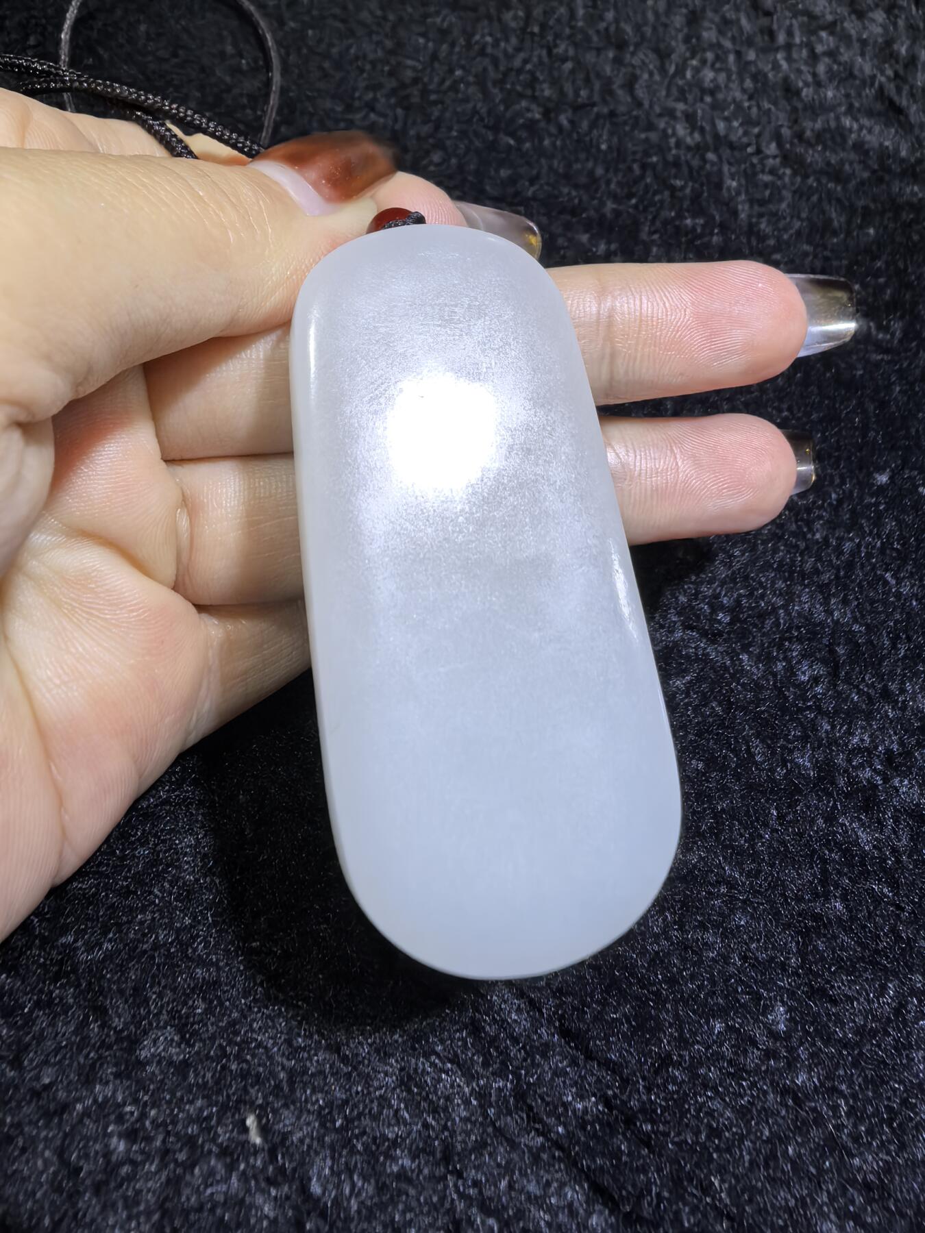 脂白级新疆和田白玉观音牌挂件吊坠男款
玉质温润脂粉十足、立体精雕！白度极佳。无杂无裂​尺寸:5.6cm*2.5cm*1.2cm​克重:36.7g