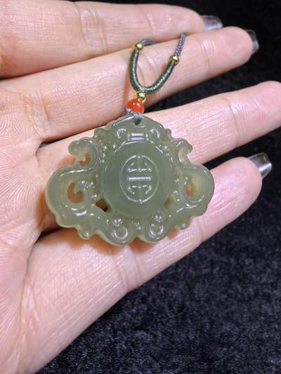 新疆和田碧玉福在眼前吊坠挂件男女款
玉质温润细腻手推出油实物实拍，所见即所得。
尺寸:3.2cm*2.3cm*0.7cm
克重:9.1g