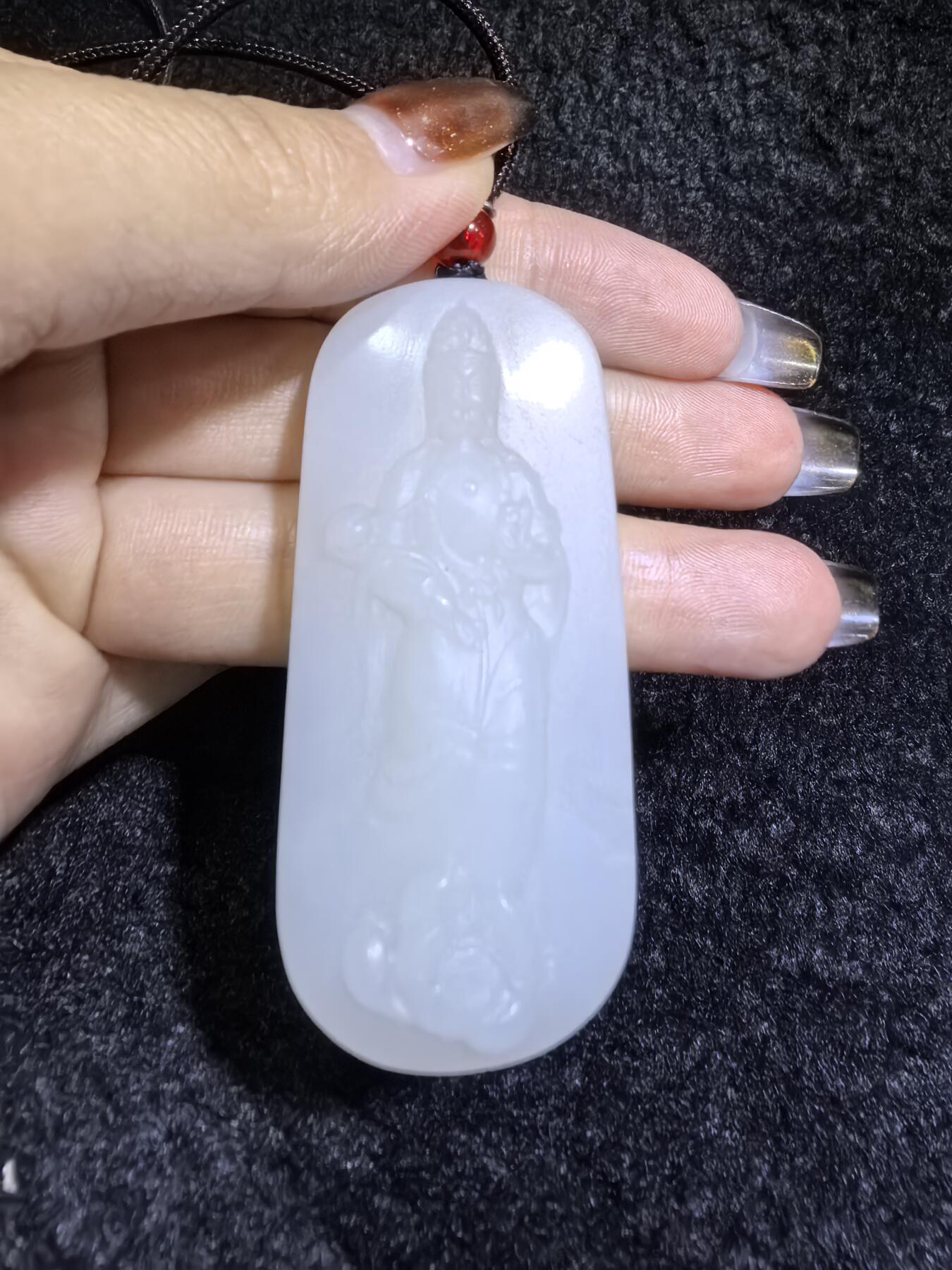 脂白级新疆和田白玉观音牌挂件吊坠男款
玉质温润脂粉十足、立体精雕！白度极佳。无杂无裂​尺寸:5.6cm*2.5cm*1.2cm​克重:36.7g