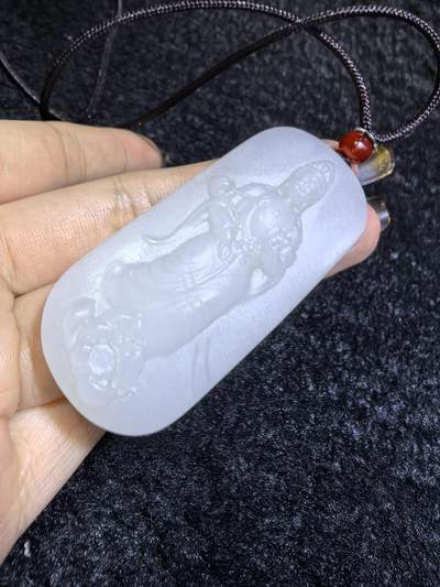 脂白级新疆和田白玉观音牌挂件吊坠男款
玉质温润脂粉十足、立体精雕！白度极佳。无杂无裂​尺寸:5.6cm*2.5cm*1.2cm​克重:36.7g