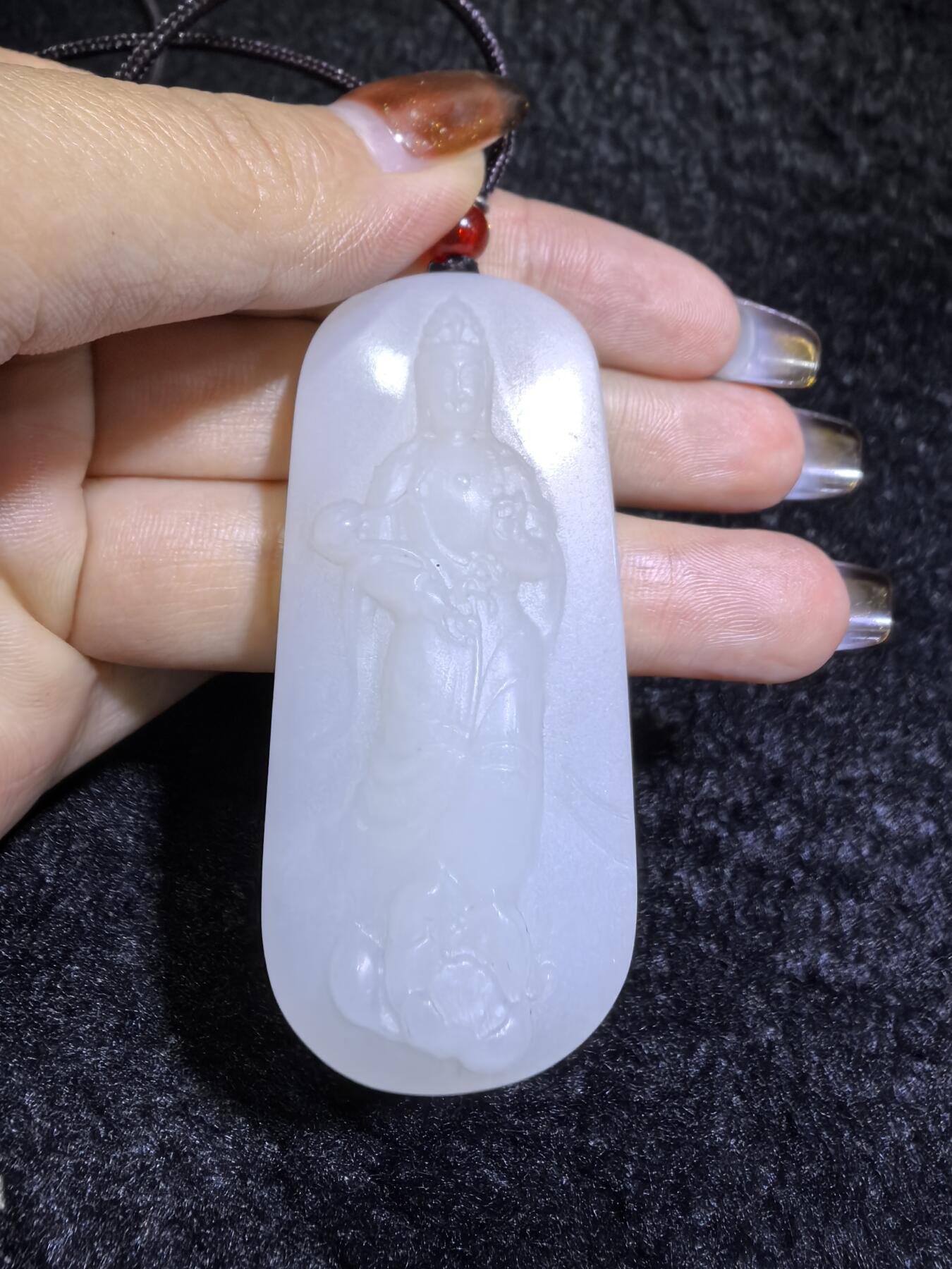 脂白级新疆和田白玉观音牌挂件吊坠男款
玉质温润脂粉十足、立体精雕！白度极佳。无杂无裂​尺寸:5.6cm*2.5cm*1.2cm​克重:36.7g