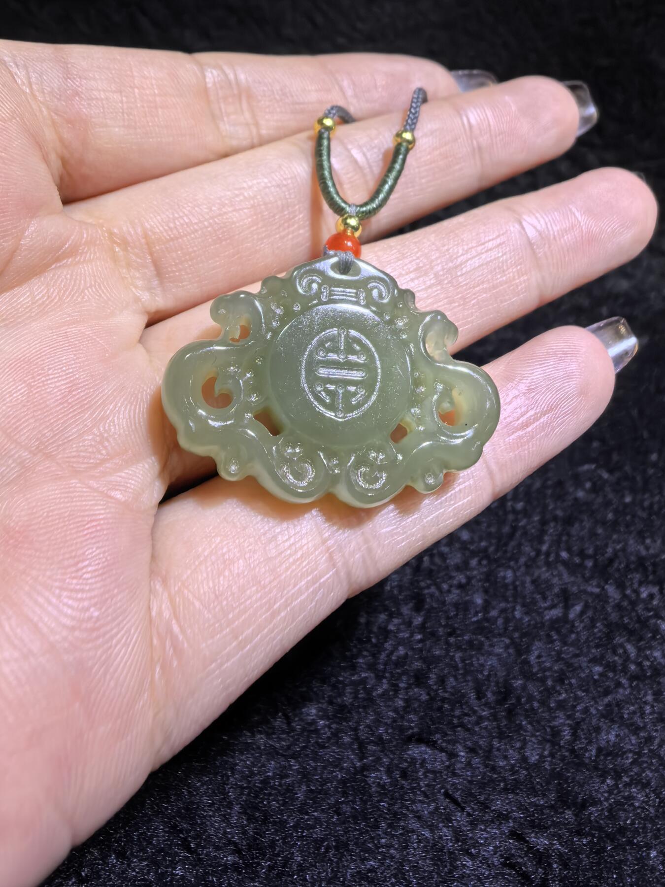 新疆和田碧玉福在眼前吊坠挂件男女款
玉质温润细腻手推出油实物实拍，所见即所得。
尺寸:3.2cm*2.3cm*0.7cm
克重:9.1g