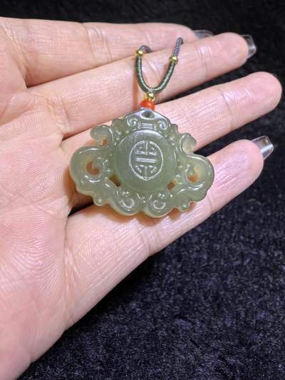 新疆和田碧玉福在眼前吊坠挂件男女款
玉质温润细腻手推出油实物实拍，所见即所得。
尺寸:3.2cm*2.3cm*0.7cm
克重:9.1g