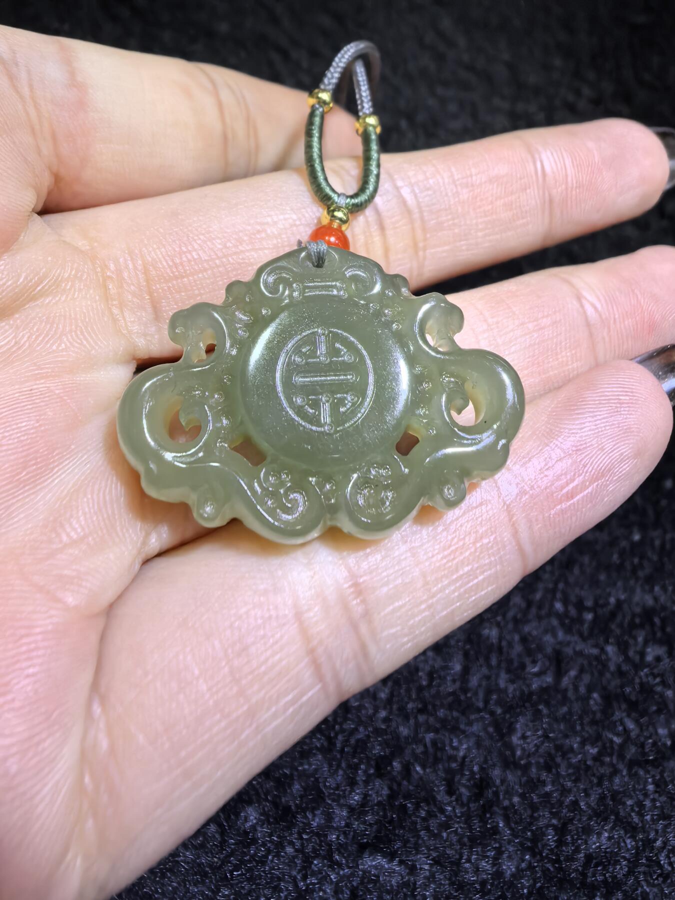 新疆和田碧玉福在眼前吊坠挂件男女款
玉质温润细腻手推出油实物实拍，所见即所得。
尺寸:3.2cm*2.3cm*0.7cm
克重:9.1g