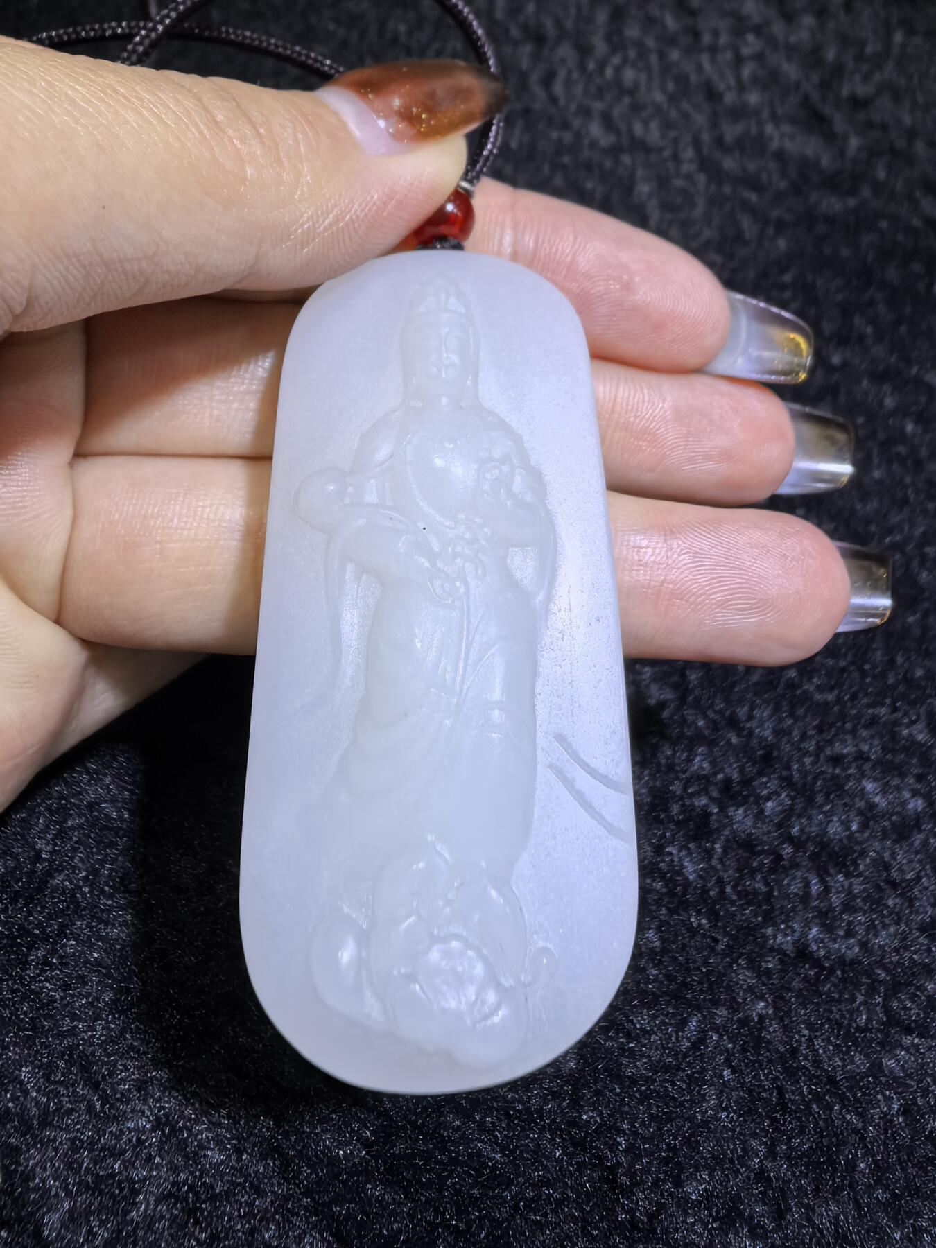 脂白级新疆和田白玉观音牌挂件吊坠男款
玉质温润脂粉十足、立体精雕！白度极佳。无杂无裂​尺寸:5.6cm*2.5cm*1.2cm​克重:36.7g