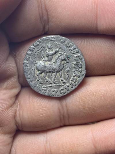 INDO-SCYTHIANS, Azes I/II, after Circa 58 
BC. AR Tetradrachm.
For Sale Wechate I’d/ wxid_blos1mia6k6p12
印度-斯基泰人，阿泽斯一世/二世，约公元前58年之后。银质四德拉克马。正面：国王骑马向右，右手高举，肩上扛着鞭子，前方有字母。背面：宙斯站立向右，手持横权杖；左右两侧有铭文。