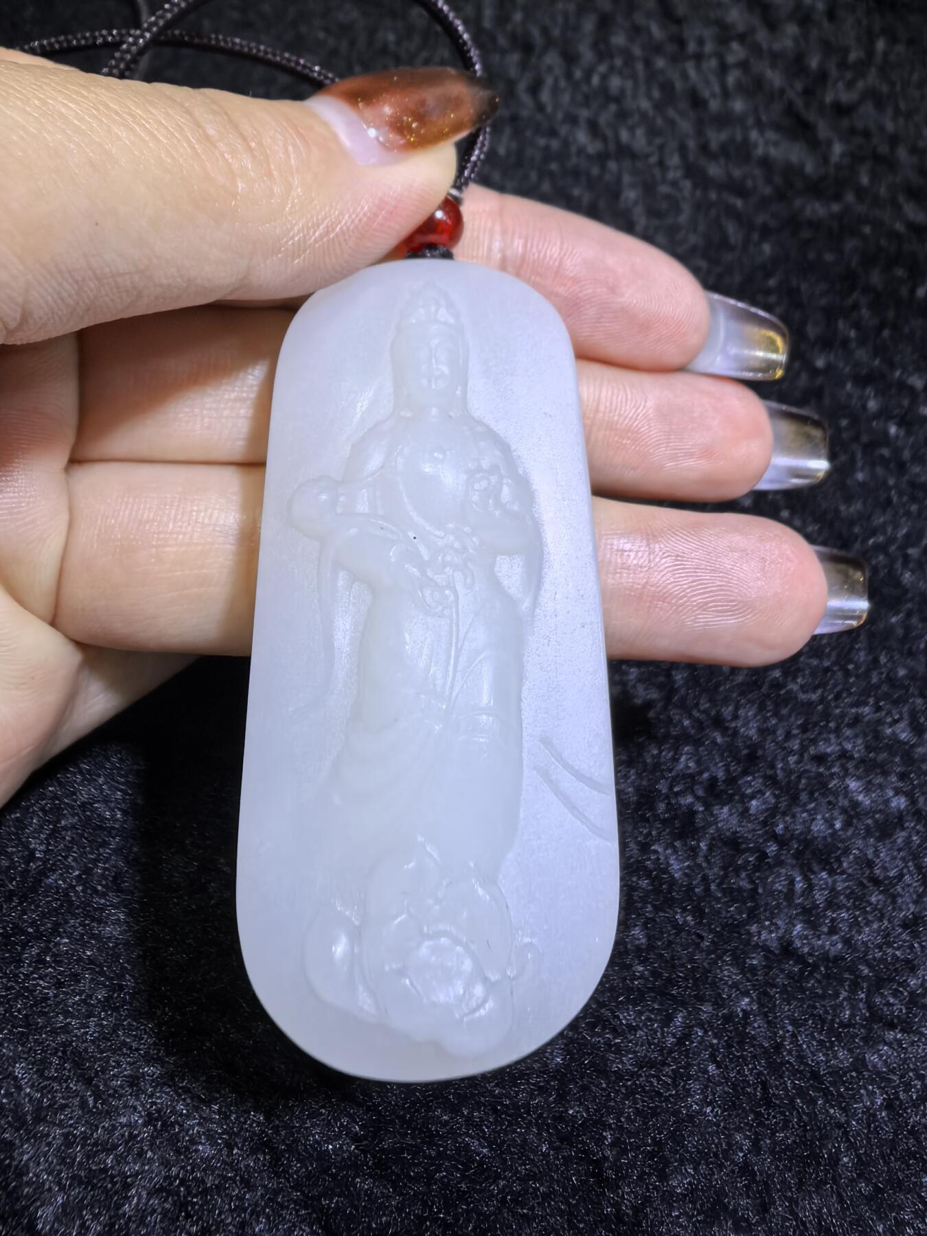 脂白级新疆和田白玉观音牌挂件吊坠男款
玉质温润脂粉十足、立体精雕！白度极佳。无杂无裂​尺寸:5.6cm*2.5cm*1.2cm​克重:36.7g