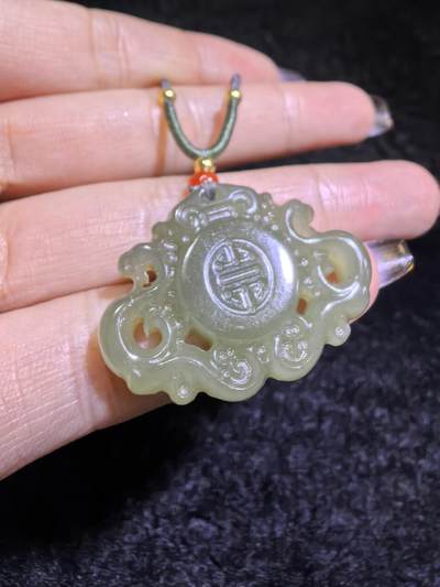 新疆和田碧玉福在眼前吊坠挂件男女款
玉质温润细腻手推出油实物实拍，所见即所得。
尺寸:3.2cm*2.3cm*0.7cm
克重:9.1g