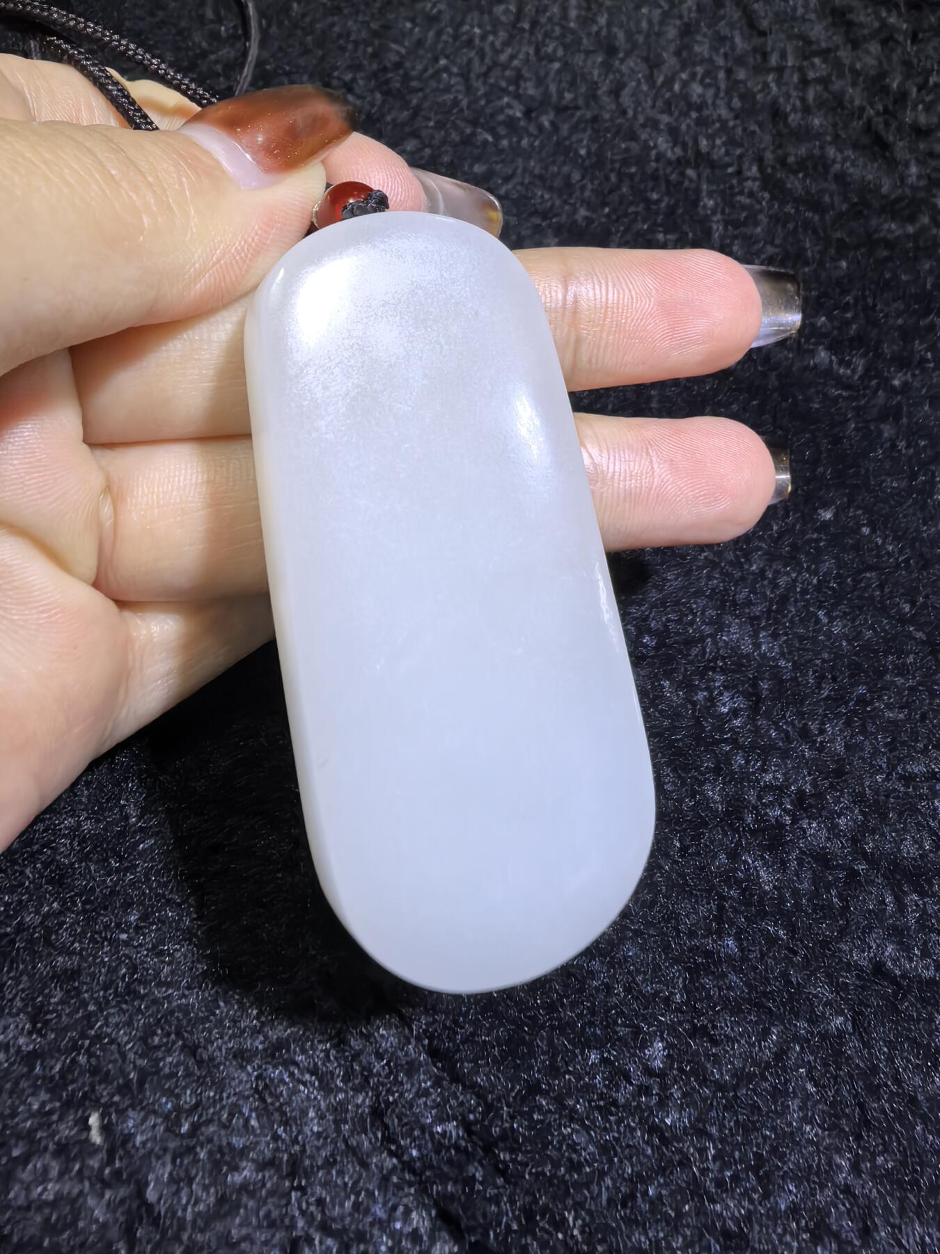 脂白级新疆和田白玉观音牌挂件吊坠男款
玉质温润脂粉十足、立体精雕！白度极佳。无杂无裂​尺寸:5.6cm*2.5cm*1.2cm​克重:36.7g