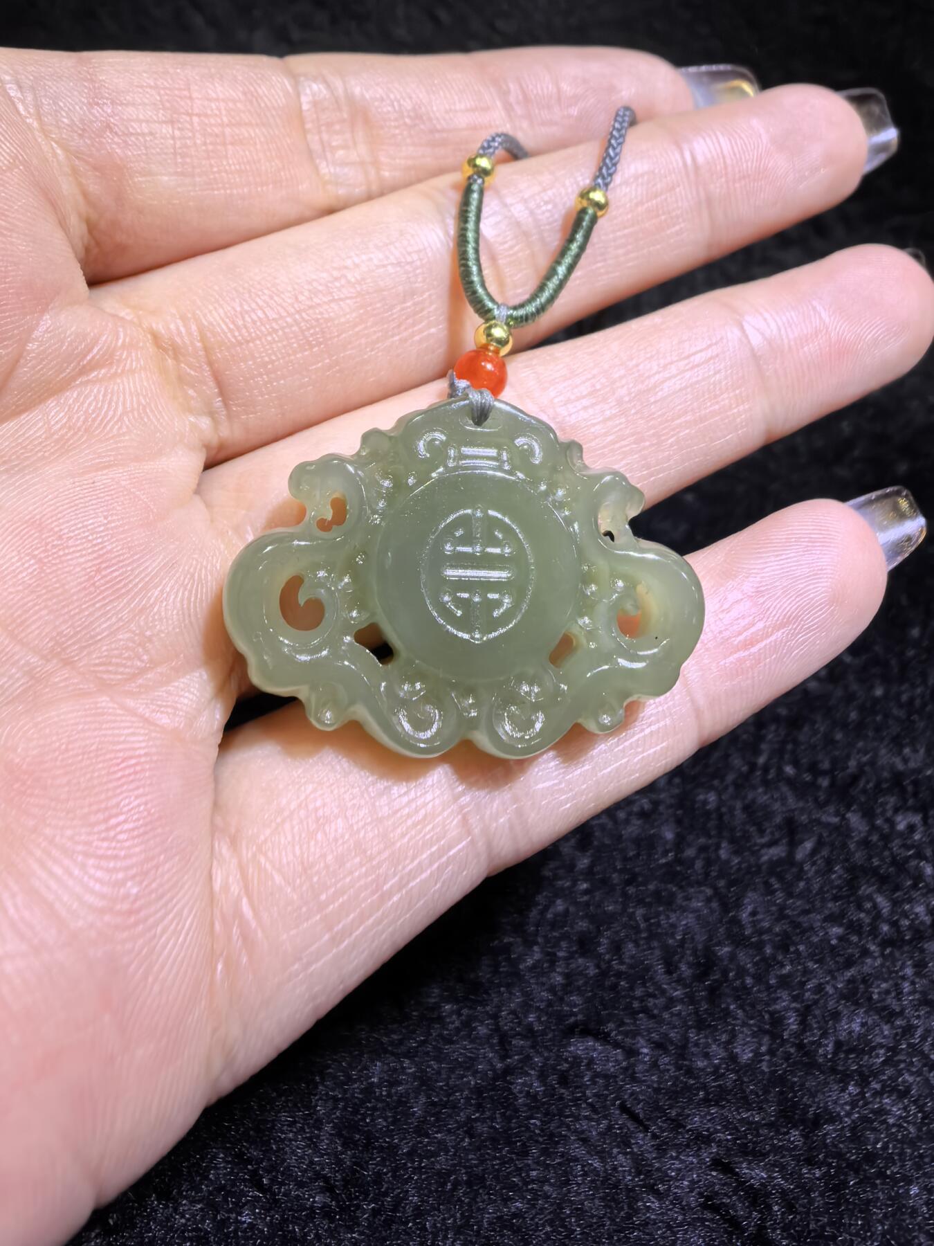 新疆和田碧玉福在眼前吊坠挂件男女款
玉质温润细腻手推出油实物实拍，所见即所得。
尺寸:3.2cm*2.3cm*0.7cm
克重:9.1g