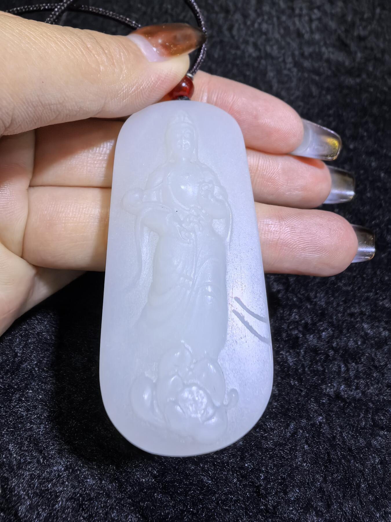 脂白级新疆和田白玉观音牌挂件吊坠男款
玉质温润脂粉十足、立体精雕！白度极佳。无杂无裂​尺寸:5.6cm*2.5cm*1.2cm​克重:36.7g