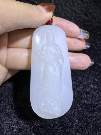 脂白级新疆和田白玉观音牌挂件吊坠男款
玉质温润脂粉十足、立体精雕！白度极佳。无杂无裂​尺寸:5.6cm*2.5cm*1.2cm​克重:36.7g