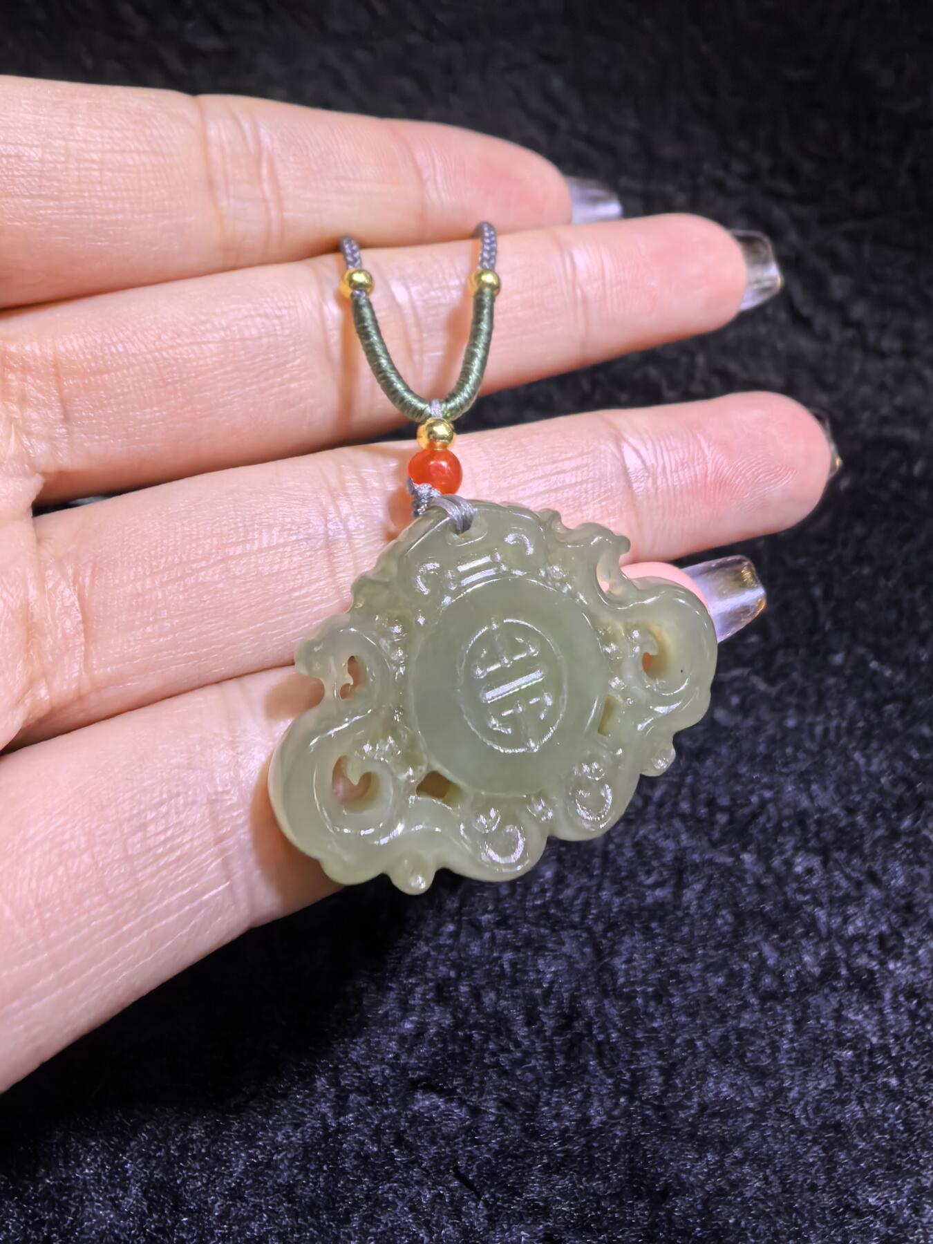 新疆和田碧玉福在眼前吊坠挂件男女款
玉质温润细腻手推出油实物实拍，所见即所得。
尺寸:3.2cm*2.3cm*0.7cm
克重:9.1g