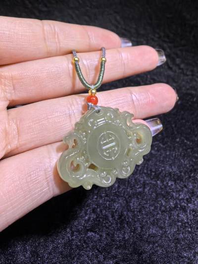 新疆和田碧玉福在眼前吊坠挂件男女款
玉质温润细腻手推出油实物实拍，所见即所得。
尺寸:3.2cm*2.3cm*0.7cm
克重:9.1g