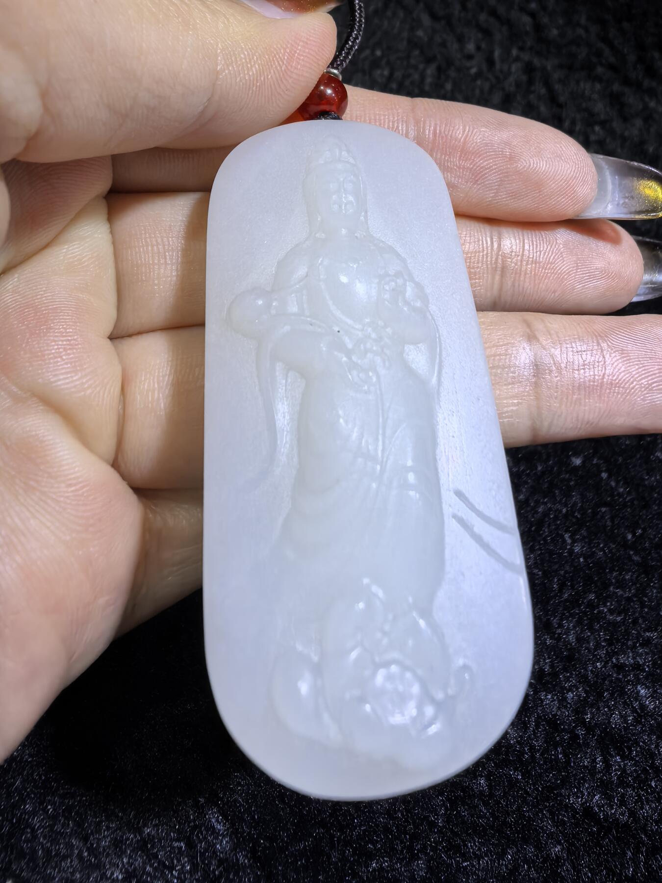 脂白级新疆和田白玉观音牌挂件吊坠男款
玉质温润脂粉十足、立体精雕！白度极佳。无杂无裂​尺寸:5.6cm*2.5cm*1.2cm​克重:36.7g