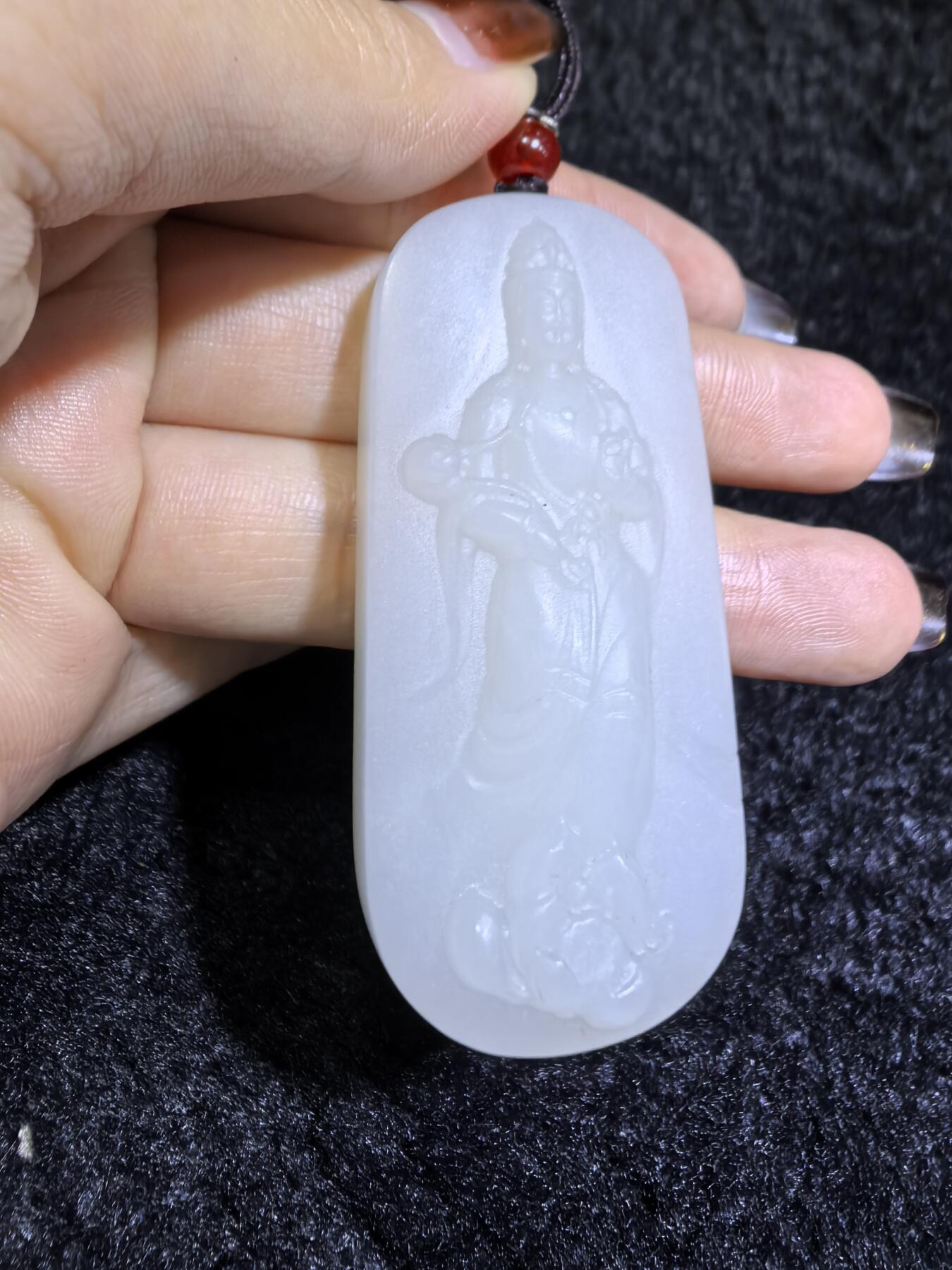 脂白级新疆和田白玉观音牌挂件吊坠男款
玉质温润脂粉十足、立体精雕！白度极佳。无杂无裂​尺寸:5.6cm*2.5cm*1.2cm​克重:36.7g