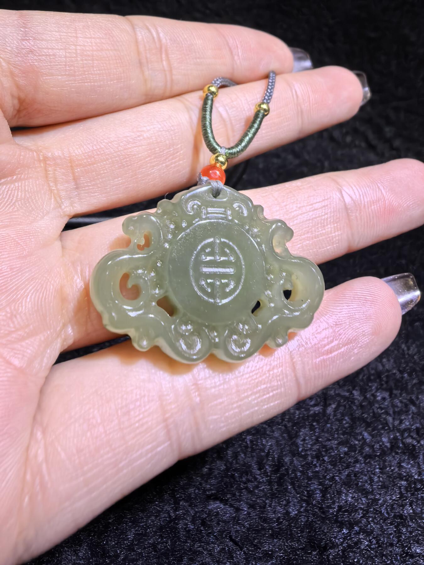新疆和田碧玉福在眼前吊坠挂件男女款
玉质温润细腻手推出油实物实拍，所见即所得。
尺寸:3.2cm*2.3cm*0.7cm
克重:9.1g