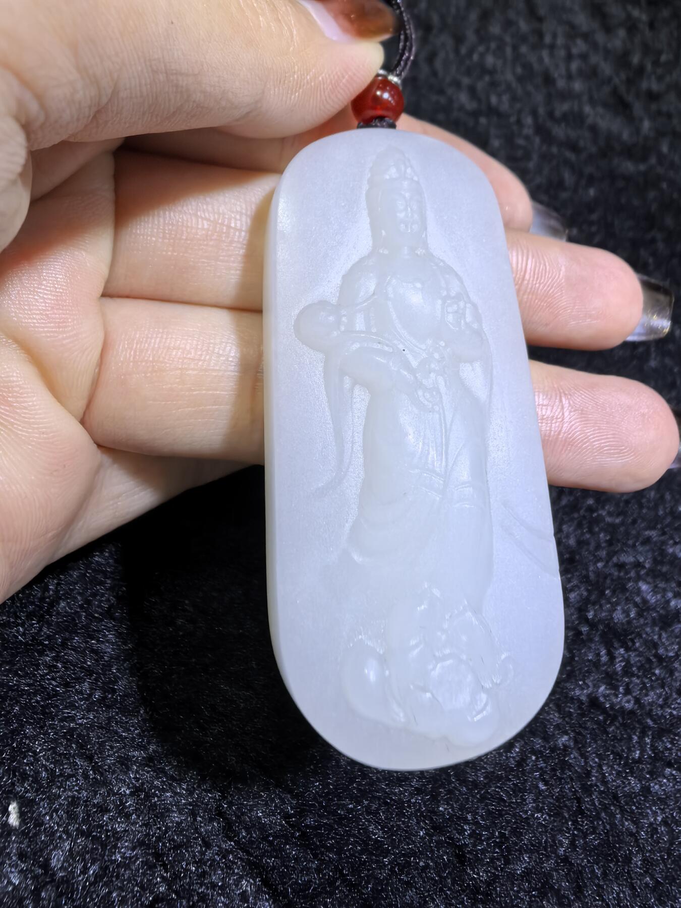 脂白级新疆和田白玉观音牌挂件吊坠男款
玉质温润脂粉十足、立体精雕！白度极佳。无杂无裂​尺寸:5.6cm*2.5cm*1.2cm​克重:36.7g