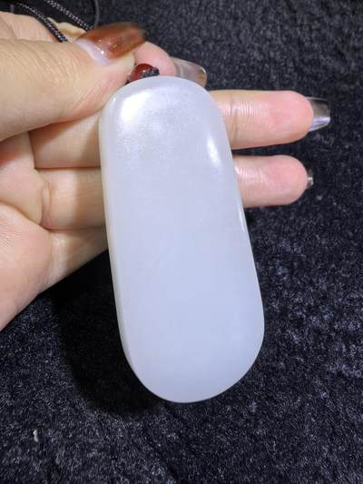 脂白级新疆和田白玉观音牌挂件吊坠男款
玉质温润脂粉十足、立体精雕！白度极佳。无杂无裂​尺寸:5.6cm*2.5cm*1.2cm​克重:36.7g