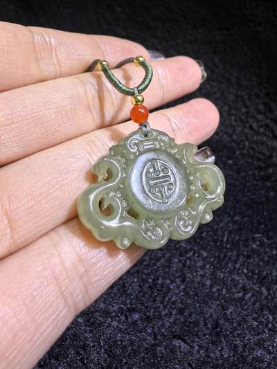 新疆和田碧玉福在眼前吊坠挂件男女款
玉质温润细腻手推出油实物实拍，所见即所得。
尺寸:3.2cm*2.3cm*0.7cm
克重:9.1g
