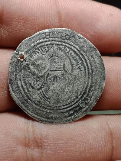 Fir Sale HEPHTHALITES HUNNIC
(4th-6th century AD)
More Details In persanl Wechate ID/ wxid_blos1mia6k6p12

嚈哒匈奴

（公元4-6世纪）

嚈哒匈奴是匈奴三大分支之一，即中国匈奴的叶塔。他们曾被限制在中国长城以北，于公元3世纪被驱逐。公元425年，他们首次被伊朗人击败；公元484年，萨珊王朝国王佩罗兹在与他们作战时阵亡。他们也曾被旃陀罗笈多击退，但成功夺取了犍陀罗，并削弱了笈多王朝。最终，霍斯劳一世（公元539-579年）于公元567年终结了嚈哒的统治。