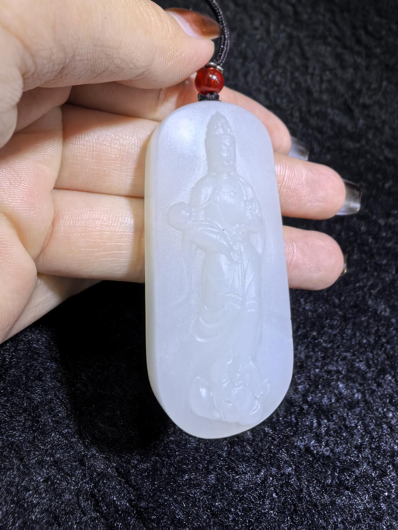 脂白级新疆和田白玉观音牌挂件吊坠男款
玉质温润脂粉十足、立体精雕！白度极佳。无杂无裂​尺寸:5.6cm*2.5cm*1.2cm​克重:36.7g
