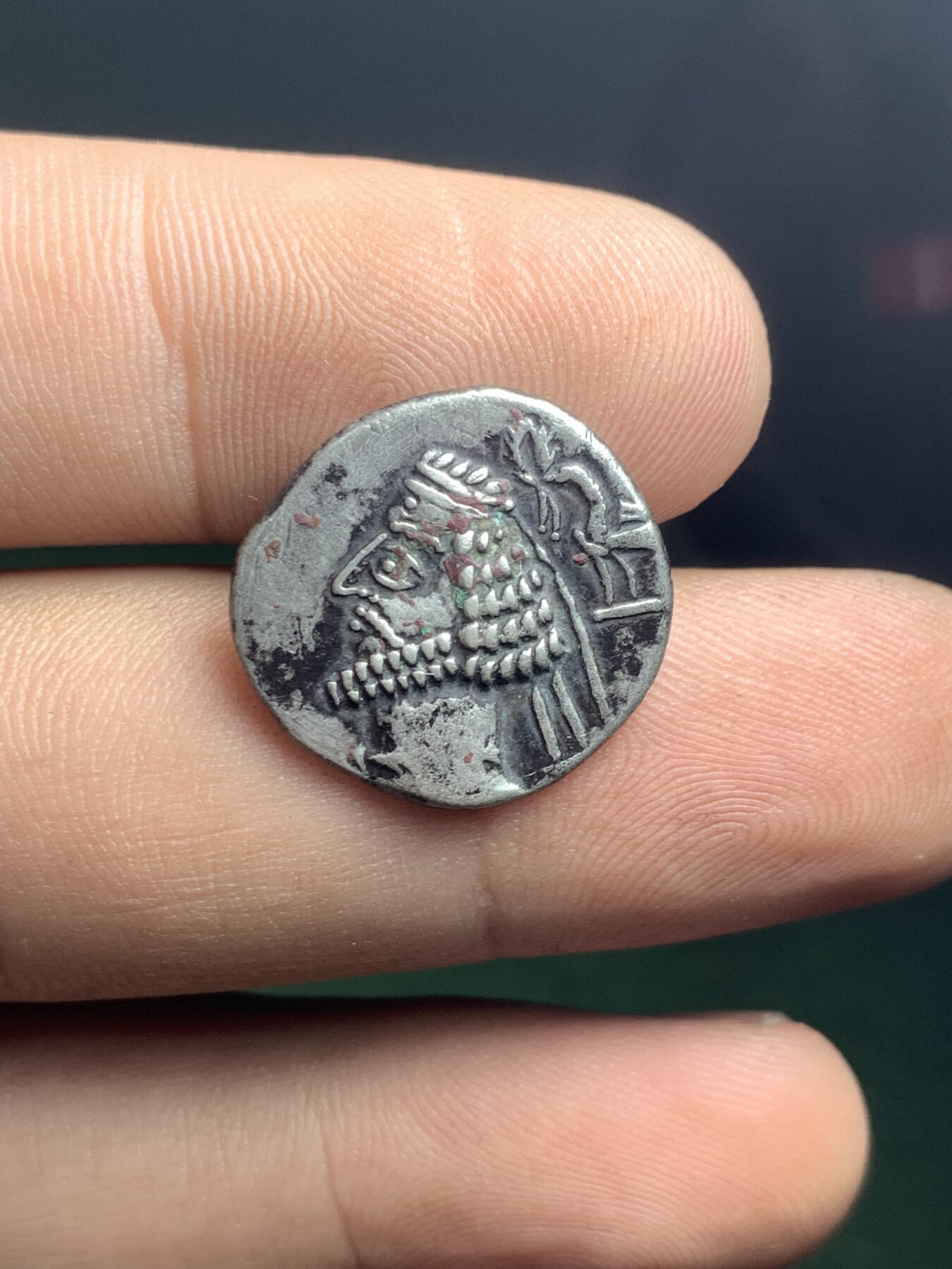 出售 Ekbatana Sliver Derham
Price Wechate I/Dwxid_blos1mia6k6p12
AR 德拉克姆·奥罗德二世 (AR Drachm Orodes II)，埃克巴塔纳，公元前 57-38 年
正面：左侧短须半身像
背面：弓箭手坐于右侧，周围有铭文。