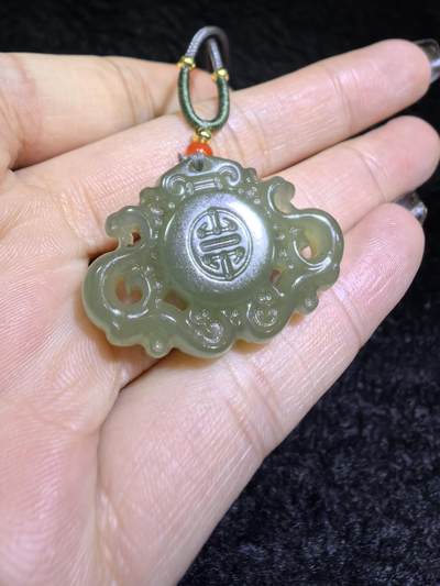 新疆和田碧玉福在眼前吊坠挂件男女款
玉质温润细腻手推出油实物实拍，所见即所得。
尺寸:3.2cm*2.3cm*0.7cm
克重:9.1g