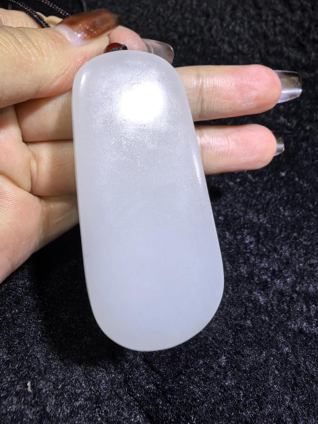 脂白级新疆和田白玉观音牌挂件吊坠男款
玉质温润脂粉十足、立体精雕！白度极佳。无杂无裂​尺寸:5.6cm*2.5cm*1.2cm​克重:36.7g