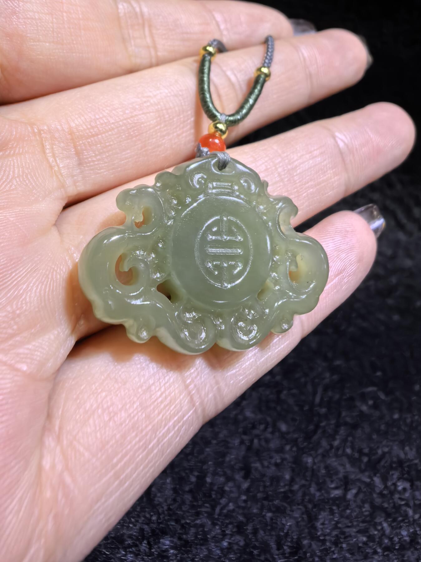 新疆和田碧玉福在眼前吊坠挂件男女款
玉质温润细腻手推出油实物实拍，所见即所得。
尺寸:3.2cm*2.3cm*0.7cm
克重:9.1g
