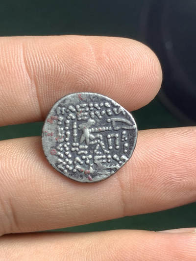 出售 Ekbatana Sliver Derham
Price Wechate I/Dwxid_blos1mia6k6p12
AR 德拉克姆·奥罗德二世 (AR Drachm Orodes II)，埃克巴塔纳，公元前 57-38 年
正面：左侧短须半身像
背面：弓箭手坐于右侧，周围有铭文。