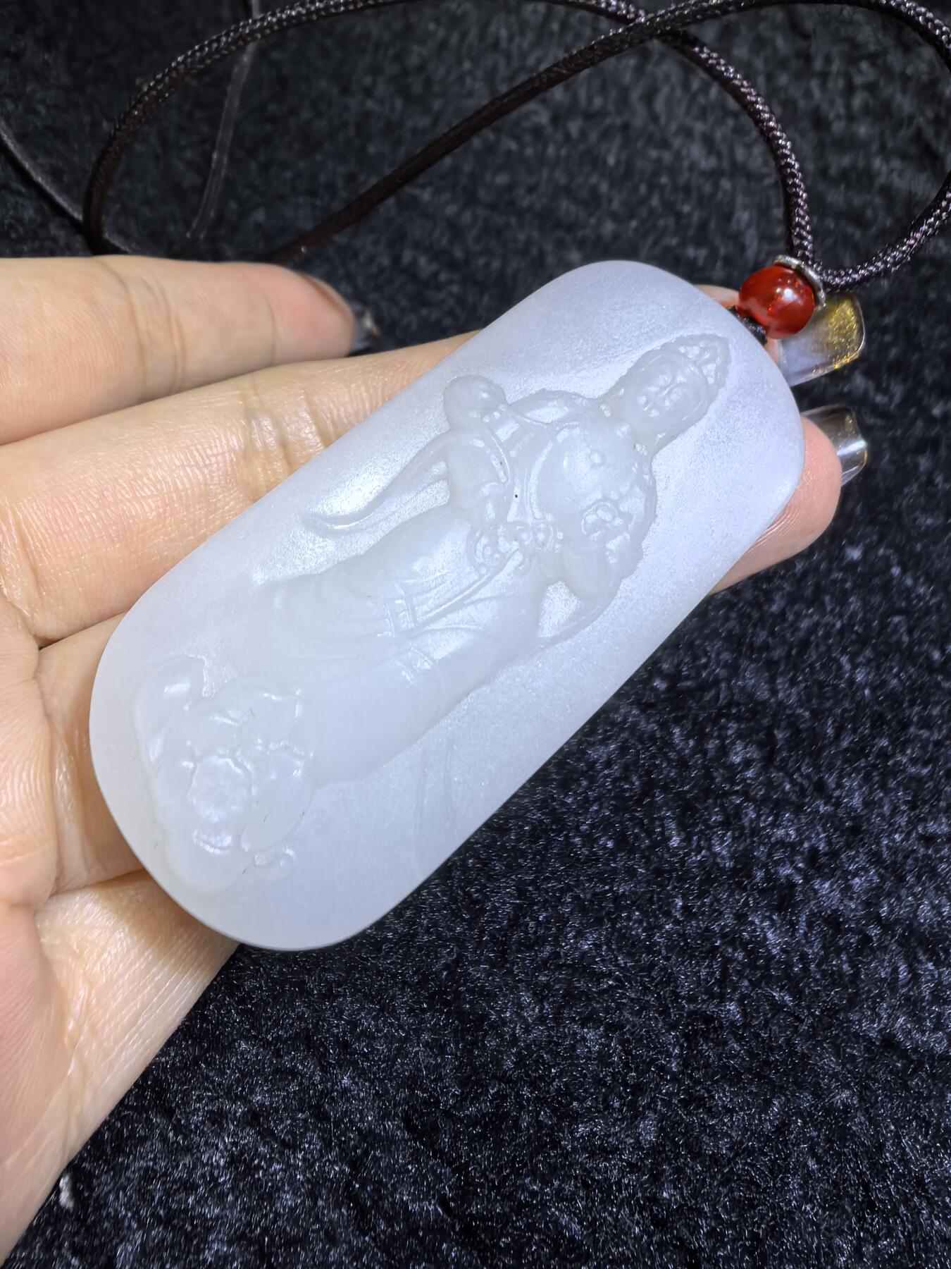 脂白级新疆和田白玉观音牌挂件吊坠男款
玉质温润脂粉十足、立体精雕！白度极佳。无杂无裂​尺寸:5.6cm*2.5cm*1.2cm​克重:36.7g