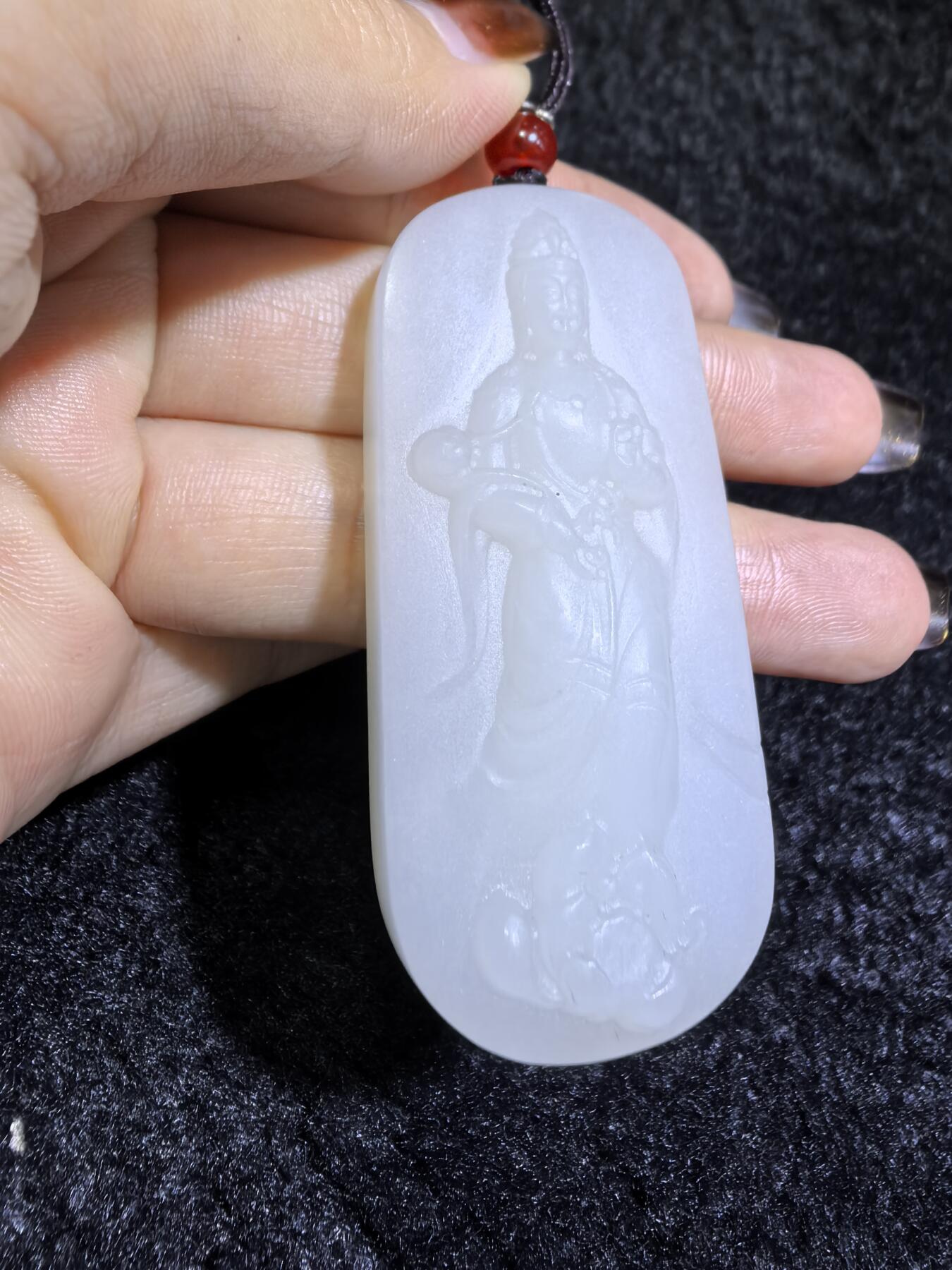 脂白级新疆和田白玉观音牌挂件吊坠男款
玉质温润脂粉十足、立体精雕！白度极佳。无杂无裂​尺寸:5.6cm*2.5cm*1.2cm​克重:36.7g