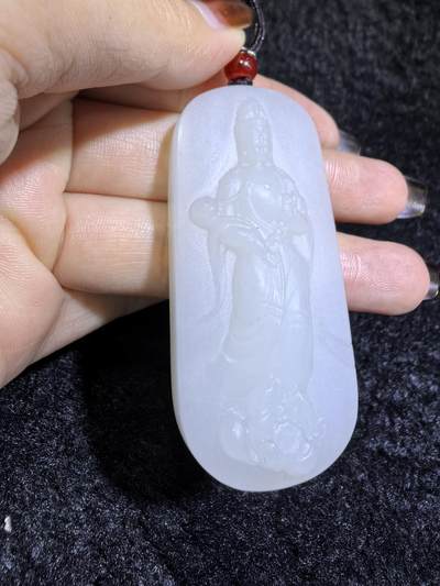 脂白级新疆和田白玉观音牌挂件吊坠男款
玉质温润脂粉十足、立体精雕！白度极佳。无杂无裂​尺寸:5.6cm*2.5cm*1.2cm​克重:36.7g
